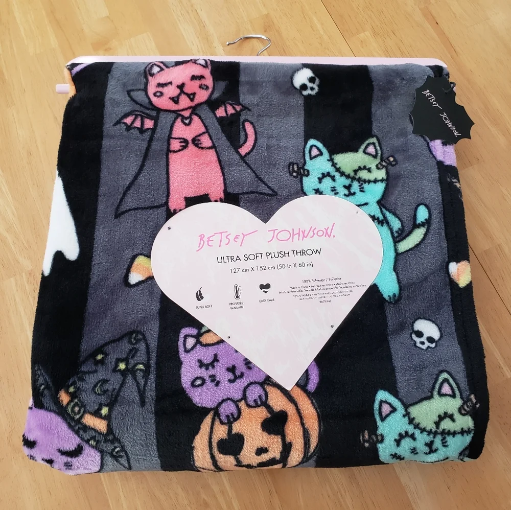 Betsey Johnson Halloween Cats In Costumes Black Gray Throw Blanket 50x60
